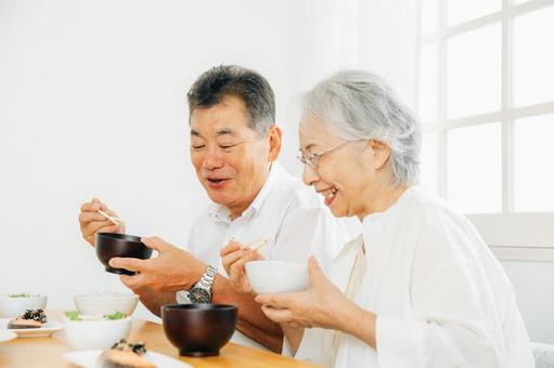 骨粗しょう症(骨粗鬆症)は食事で予防できる